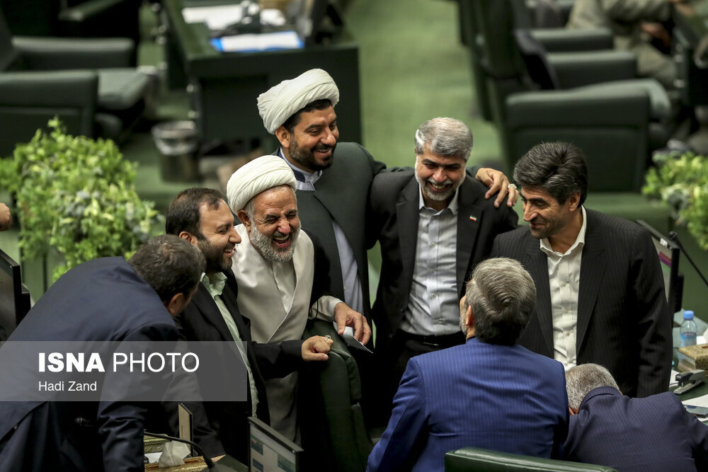  تصاویر ا نمایندگان خوشحال مجلس ؛رای به ابقای وزیر صمت بهارستان را خنداند