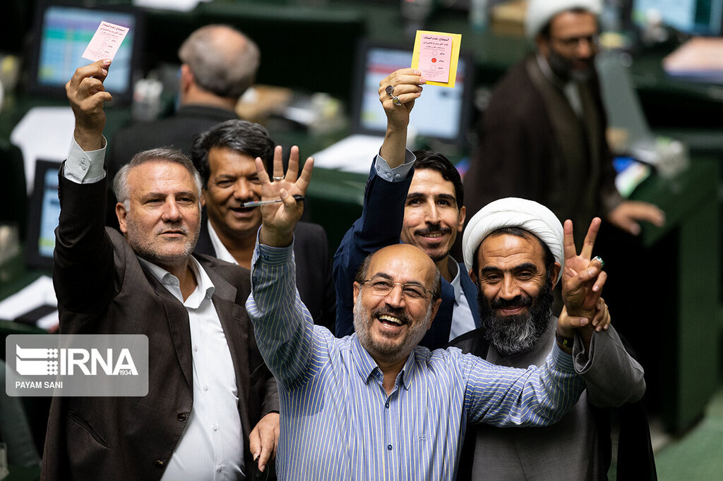 تصاویر ا نمایندگان خوشحال مجلس ؛رای به ابقای وزیر صمت بهارستان را خنداند
