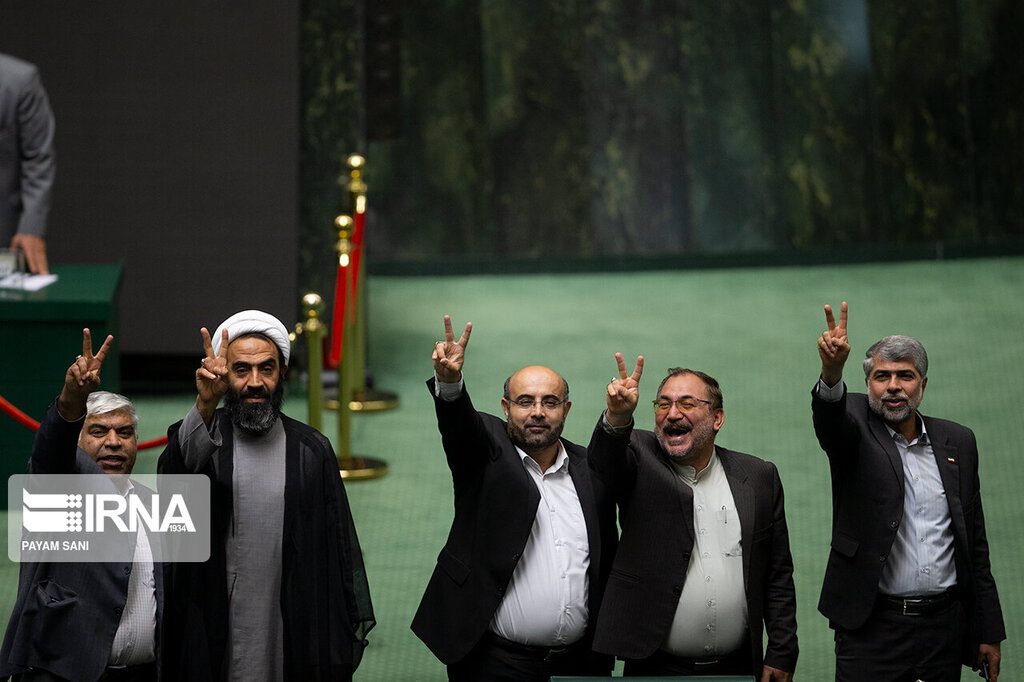 تصاویر ا نمایندگان خوشحال مجلس ؛رای به ابقای وزیر صمت بهارستان را خنداند