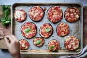 تصاویر | طرز تهیه پیتزای بادمجان به روش آشپز مشهور خانگی | خوشمزه‌ترین پیتزایی که تا به حال خورده‌اید