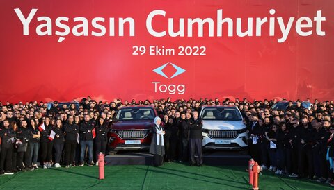 ژست‌های اردوغان و همسرش کنار خودرو ملی ترکیه