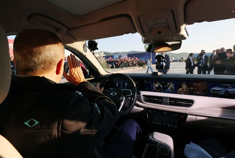 ژست‌های اردوغان و همسرش کنار خودرو ملی ترکیه