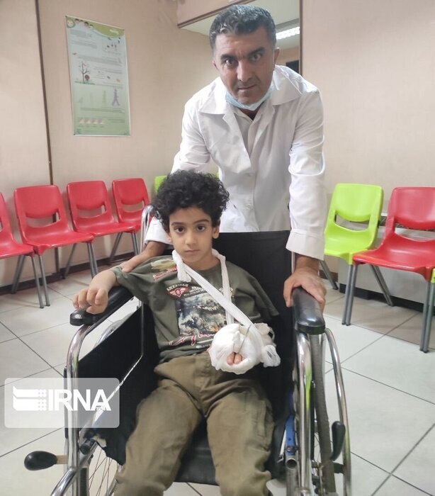 حرفهای دلخراش آرتین در ساعات پس از حادثه | حالا اشکهایم را چگونه پاک کنم؟ | پدرم سوراخ سوراخ شده و مادرم سرش ترکیده! | مامانم هم که دیگه خونه نیست