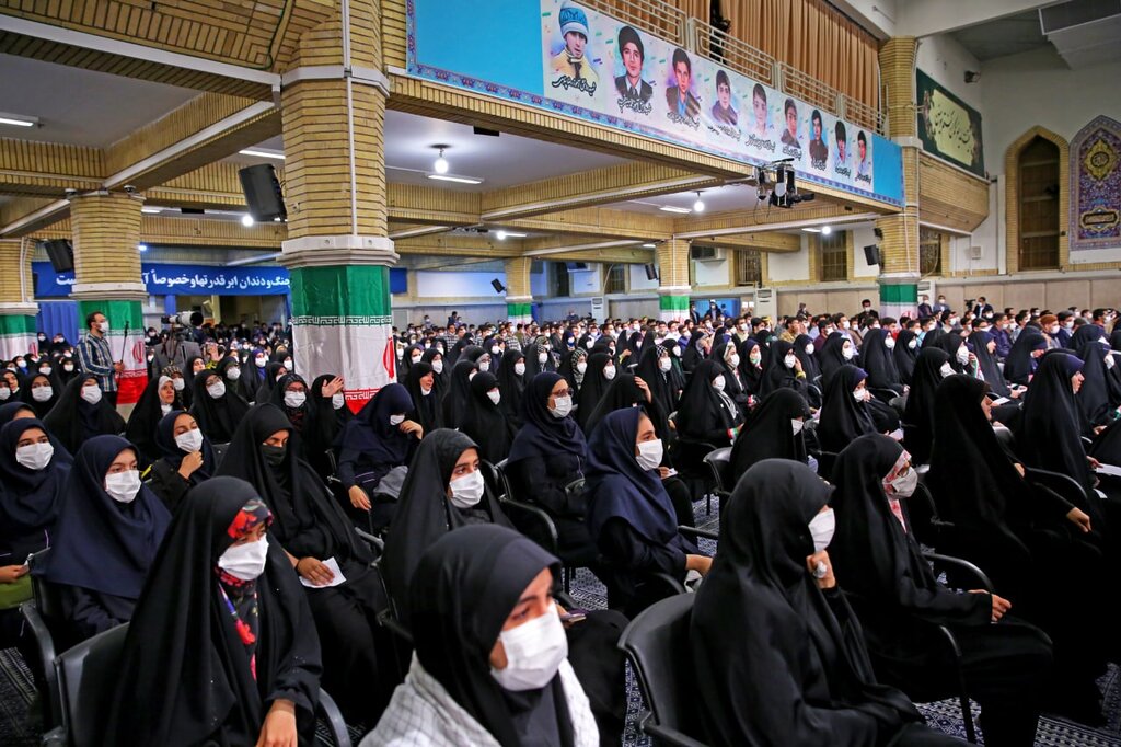 تصاویری متفاوت از دیدار دانش آموزان با رهبر انقلاب ؛از مچ بندهای پرچم ایران تا سربندهابیداری اسلامی