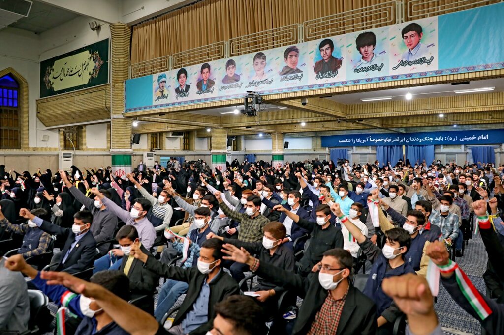 تصاویری متفاوت از دیدار دانش آموزان با رهبر انقلاب ؛از مچ بندهای پرچم ایران تا سربندهابیداری اسلامی 