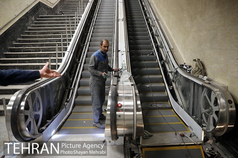 بازگشت مترو تهران به لقب «تمیزترین متروی جهان» | خط یک بیشترین پله برقی خراب را دارد | چرا راهبر قطار، کولرها را روشن نمیکند؟