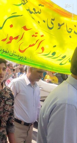 علیشاه طارمی، پدر مهدی طارمی در راهپیمایی روز ۱۳ آبان بوشهر