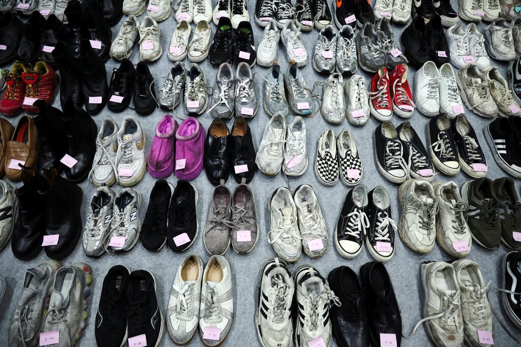 غمگین‌ترین تصویر مد این روزها | نمایشگاهی از کفش‌های قربانیان هالووین در کره جنوبی