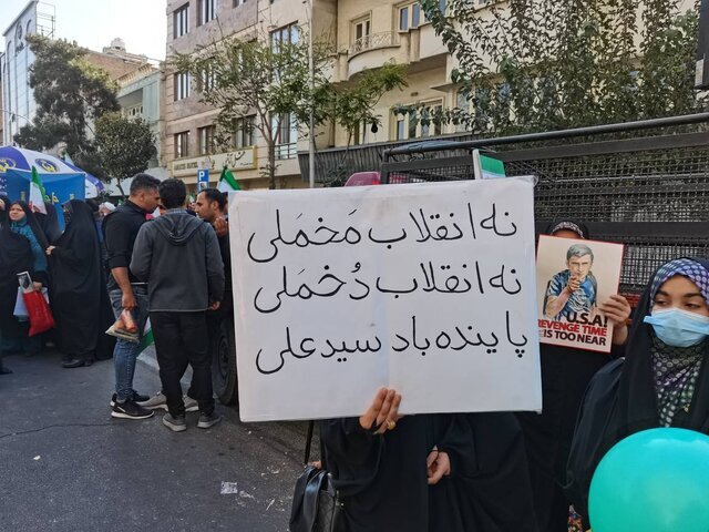 از نه به " انقلاب دخملی" تا" پلیس دوست خوب بچه ها "و...ا دست نوشته های جالب و متفاوت راهپیمایان ۱۳ آبان