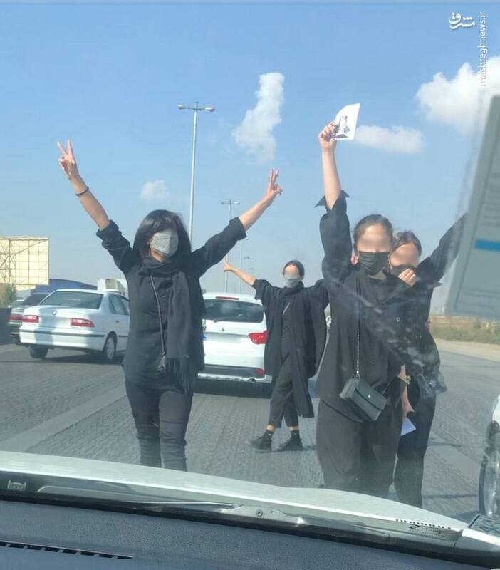 تصاویر فریادهای ۴ دختر بی‌حجاب در بزرگراه تهران - قزوین | لحظاتی عجیب از اغتشاشات دیروز کرج
