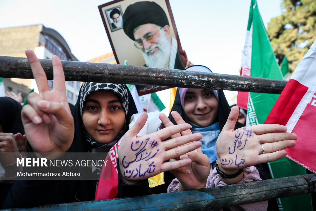 عکس دختر کم حجاب و پوستر حاج قاسم پر بازدید شد؛ ۷ قاب متفاوت از حضور پررنگ زنان انقلابی در راهپیمایی ۱۳ آبان