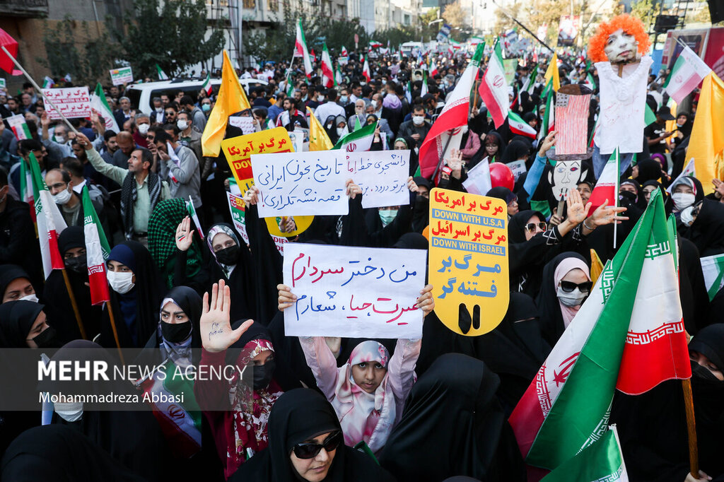 عکس دختر کم حجاب و پوستر حاج قاسم پر بازدید شد؛ ۷ قاب متفاوت از حضور پررنگ زنان انقلابی در راهپیمایی ۱۳ آبان