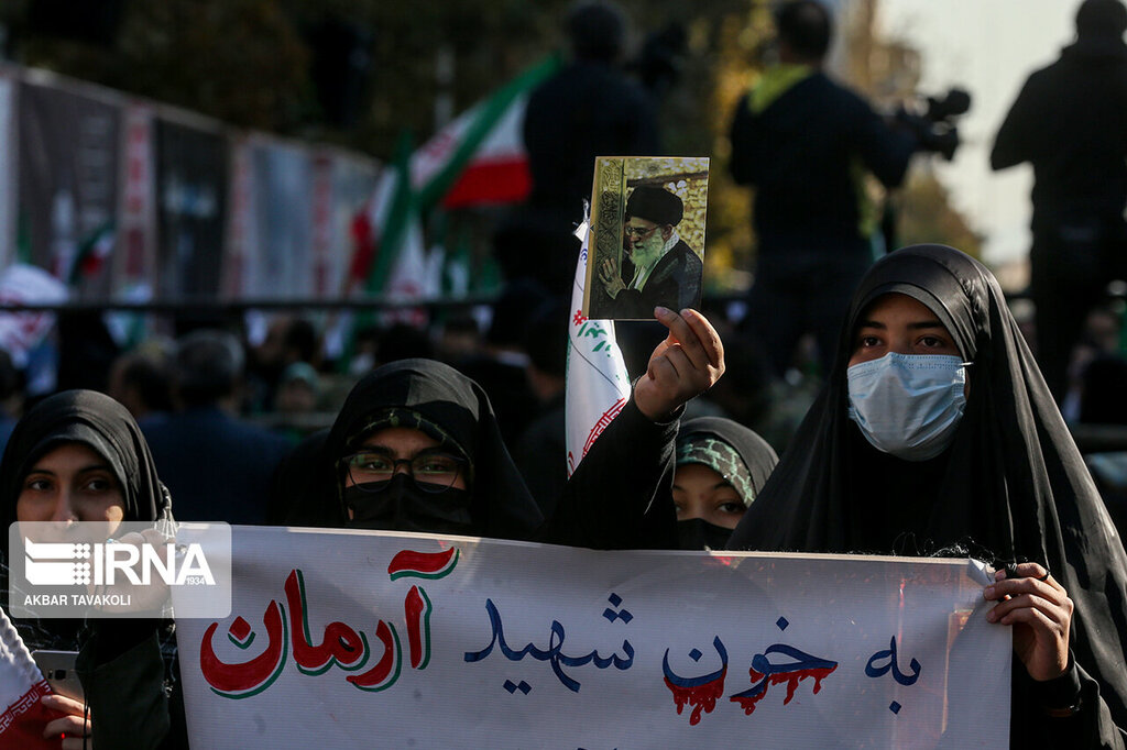 عکس دختر کم حجاب و پوستر حاج قاسم پر بازدید شد؛ ۷ قاب متفاوت از حضور پررنگ زنان انقلابی در راهپیمایی ۱۳ آبان