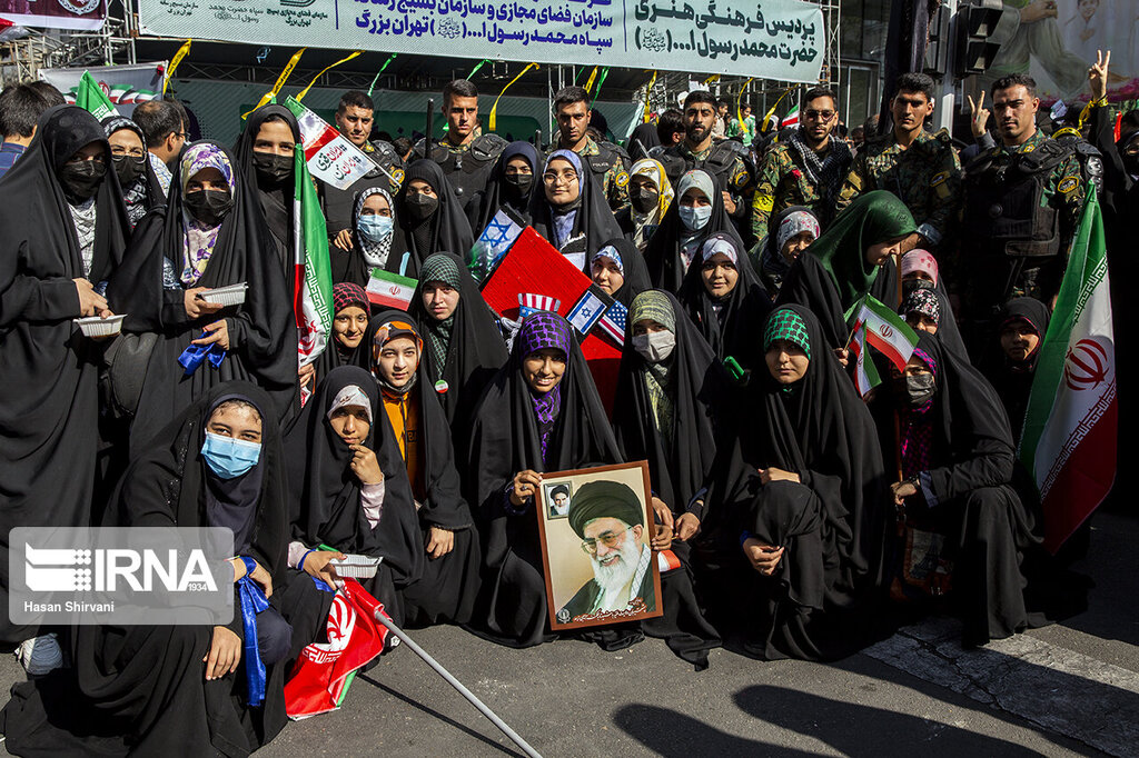 عکس دختر کم حجاب و پوستر حاج قاسم پر بازدید شد؛ ۷ قاب متفاوت از حضور پررنگ زنان انقلابی در راهپیمایی ۱۳ آبان