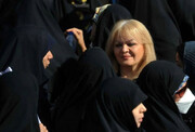 واکنش عجیب مجری زن تلویزیون به حضور زن بلوند بدون حجاب در راهپیمایی ۱۳ آبان | واقعیت عکس جنجالی چه بود؟