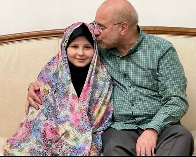 تصاویری از قالیباف و نوه محبوبش ؛ قدم زدن دست در دست رئیس مجلس با" نورچشمانش "