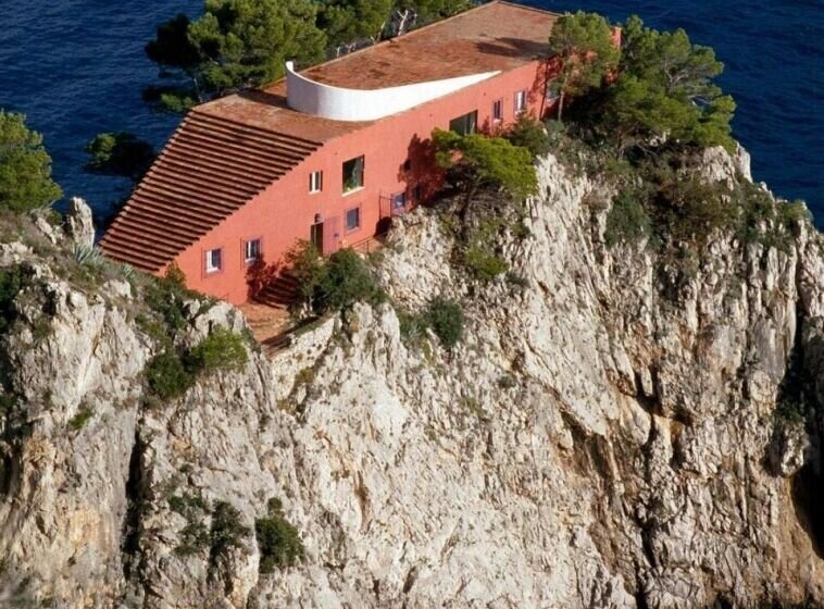 تصاویر خانه‌ای عجیب روی دماغه یک صخره! | خانه خاص و زیبای نویسنده مشهور ایتالیایی را ببینید