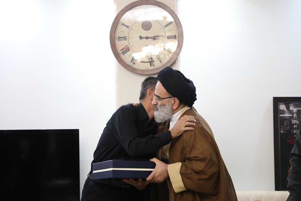 عکس ا دیدار روح الامینی با پدر آرمان علی وردی ؛ چرا مصاحفه روح الامینی با پدرآرمان مهم است ؟