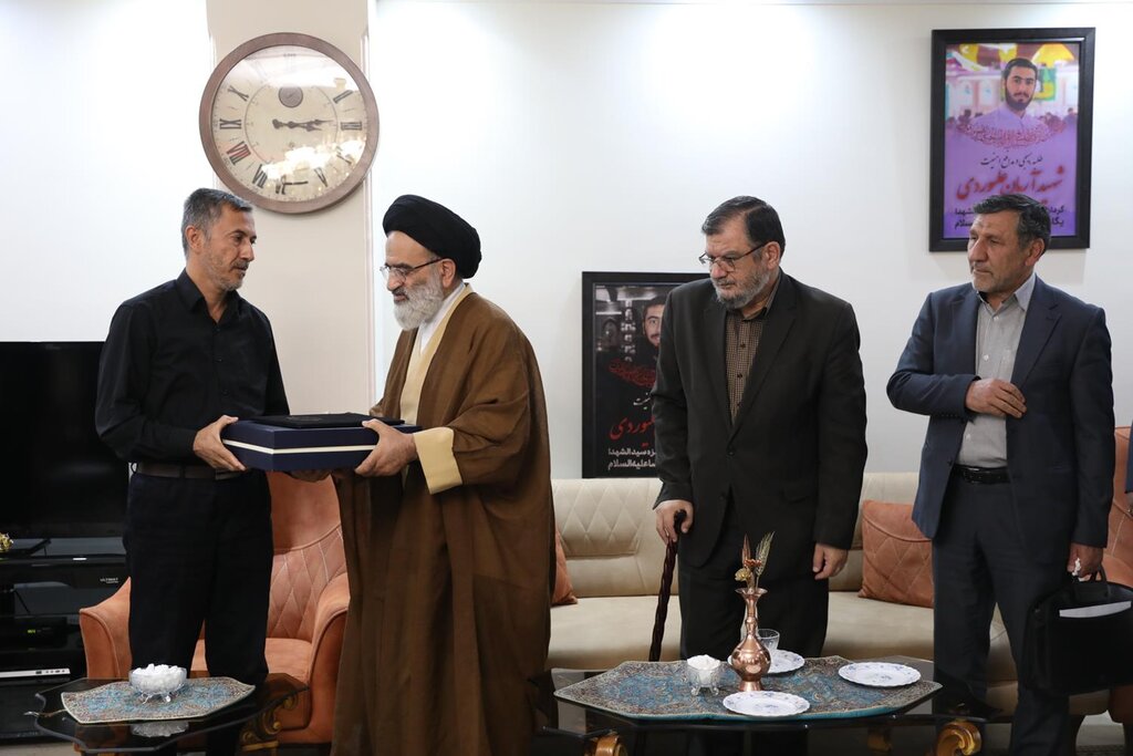 عکس ا دیدار روح الامینی با پدر آرمان علی وردی ؛ چرا مصاحفه روح الامینی با پدرآرمان مهم است ؟