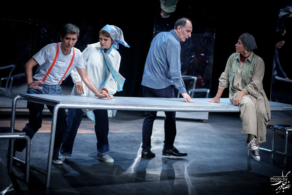 نمایش هیولای درون انسانها | کارگردان نمایش «دوستان کمُدی»: مثل ۲۵ سال پیش تبلیغ کردیم! دوستان کمدی