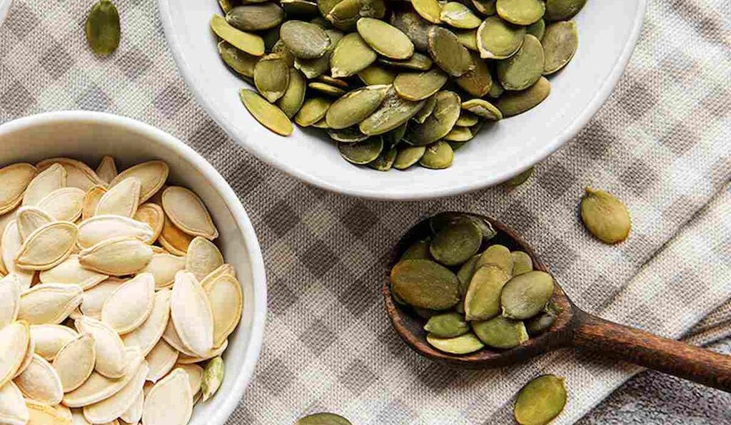 یک مشت تخمه کدو چقدر کالری دارد؟؛ خوراکی کوچکی که میتواند رژیم شما را غافلگیر کند