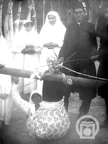 تصویری نایاب از فلک کردن خدمتکار زن در زمان قاجار