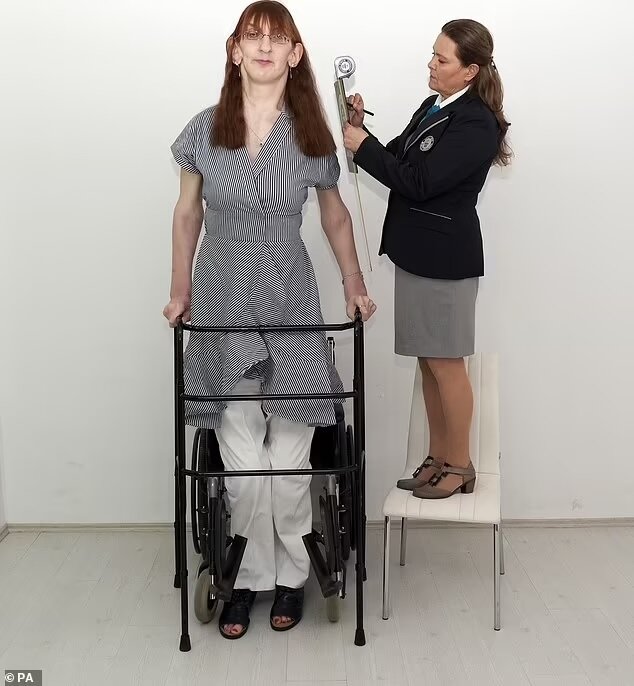 ببینید | پرواز قد بلندترین زن جهان با هواپیما برای نخستین بار