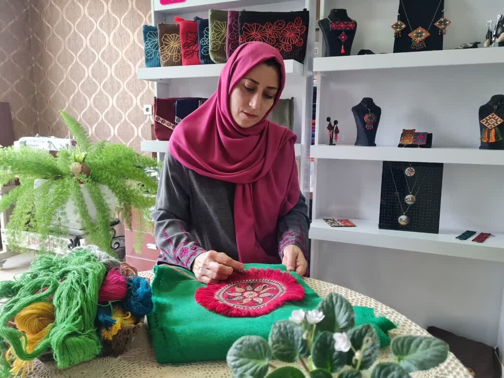 درآمدزایی برای ۱۲۰ نفر با نخ و سوزن