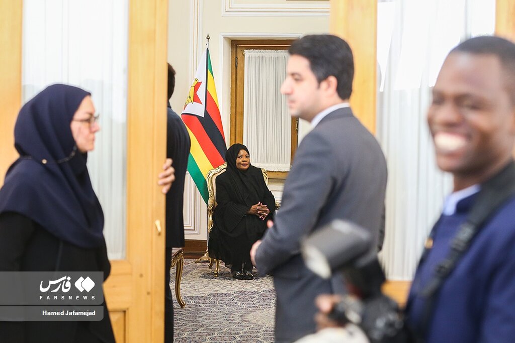 تصاویر حجاب و پوشش زن رئیس جمهور زیمبابوه در ایران | لبخند خاص در دیداری دیپلماتیک!