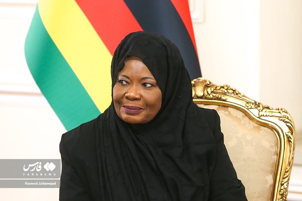 تصاویر حجاب و پوشش زن رئیس جمهور زیمبابوه در ایران | لبخند خاص در دیداری دیپلماتیک!