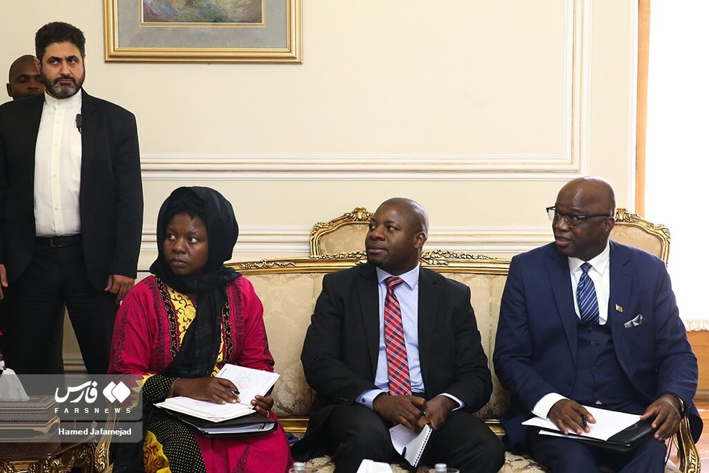 تصاویر حجاب و پوشش زن رئیس جمهور زیمبابوه در ایران | لبخند خاص در دیداری دیپلماتیک!