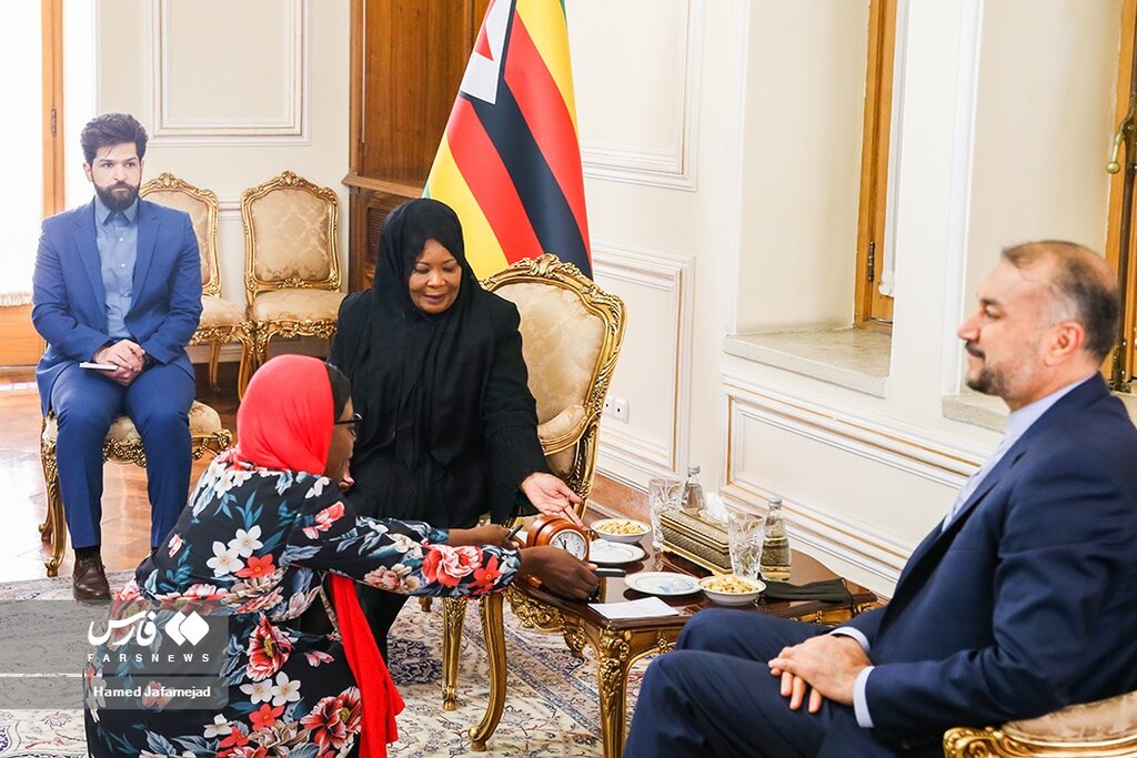 تصاویر حجاب و پوشش زن رئیس جمهور زیمبابوه در ایران | لبخند خاص در دیداری دیپلماتیک!