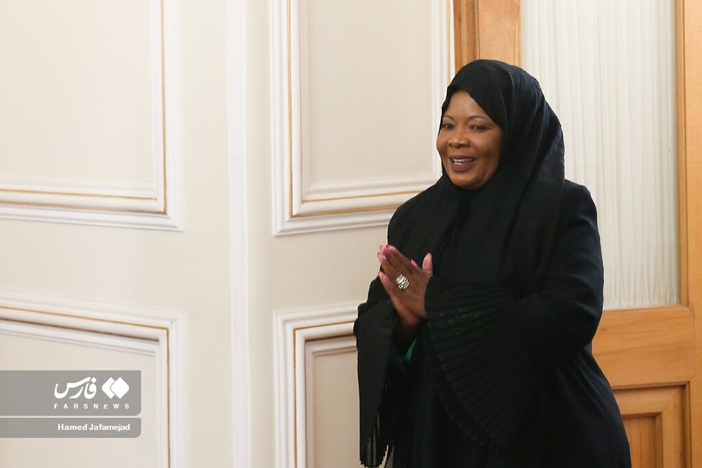 تصاویر حجاب و پوشش زن رئیس جمهور زیمبابوه در ایران | لبخند خاص در دیداری دیپلماتیک!