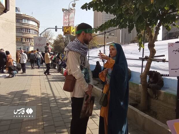 عکس | جوان آمریکایی در راهپیمایی ۱۳ آبان تهران چه می‌کرد؟