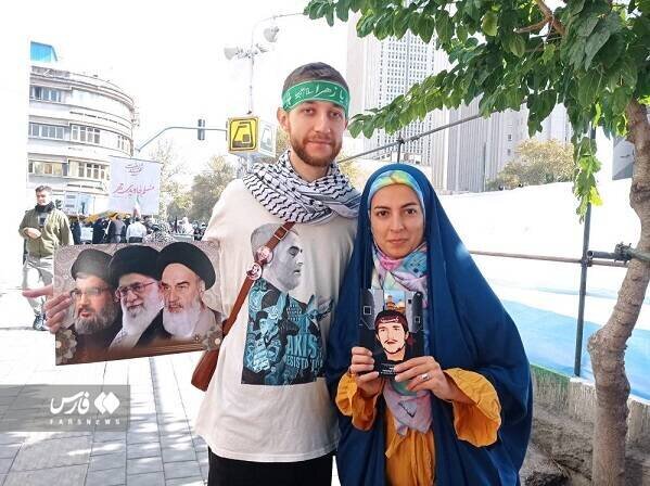 عکس | جوان آمریکایی در راهپیمایی ۱۳ آبان تهران چه می‌کرد؟