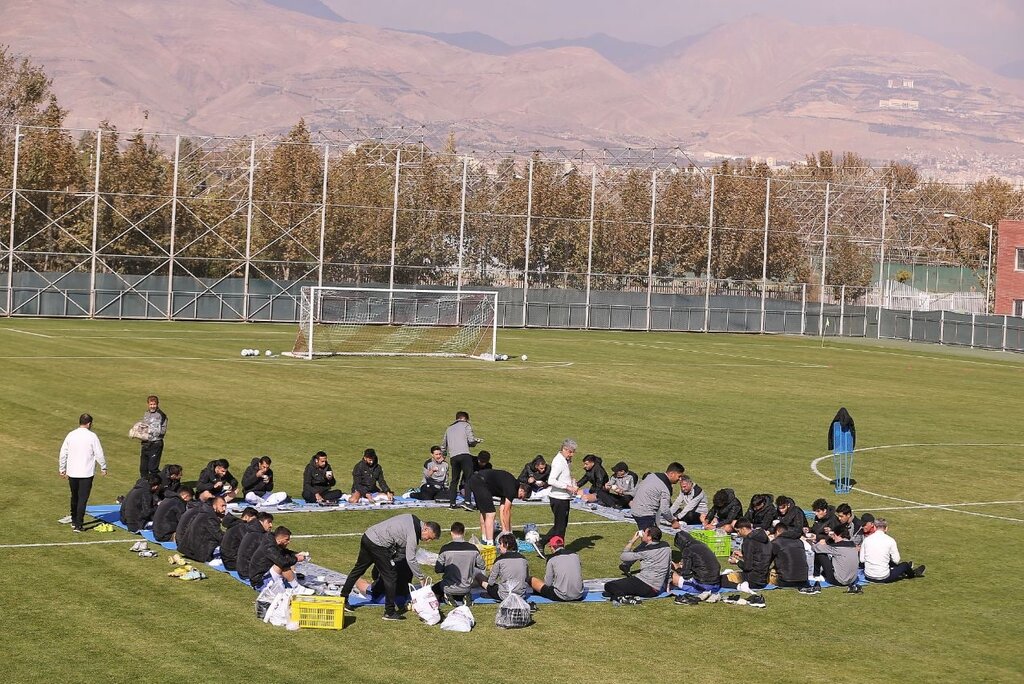 تصاویر ضیافت ناهار تیم ملی روی چمن زمین فوتبال | درخواست جالب کی روش از بازیکنان