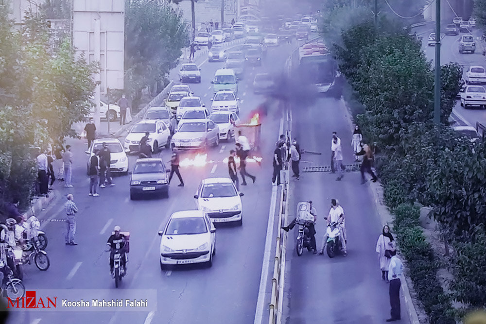 به اغتشاشگران چوب و لاستیک دادم؛ ۵ لاستیک نبوده، ۳ لاستیک بوده | نمی دانستم آن هایی که به سمتشان حمله کردم، مامور هستند | خواهش متهم از دادگاه