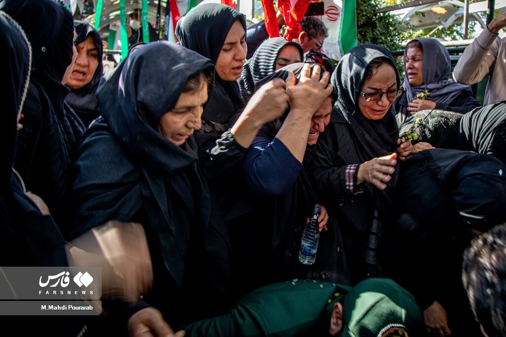 تصاویری از تشییع غم بار شهید عجمیان ؛بدرقه کنندگان نوشتند شیر مادر و نان پدرت حلالت ...