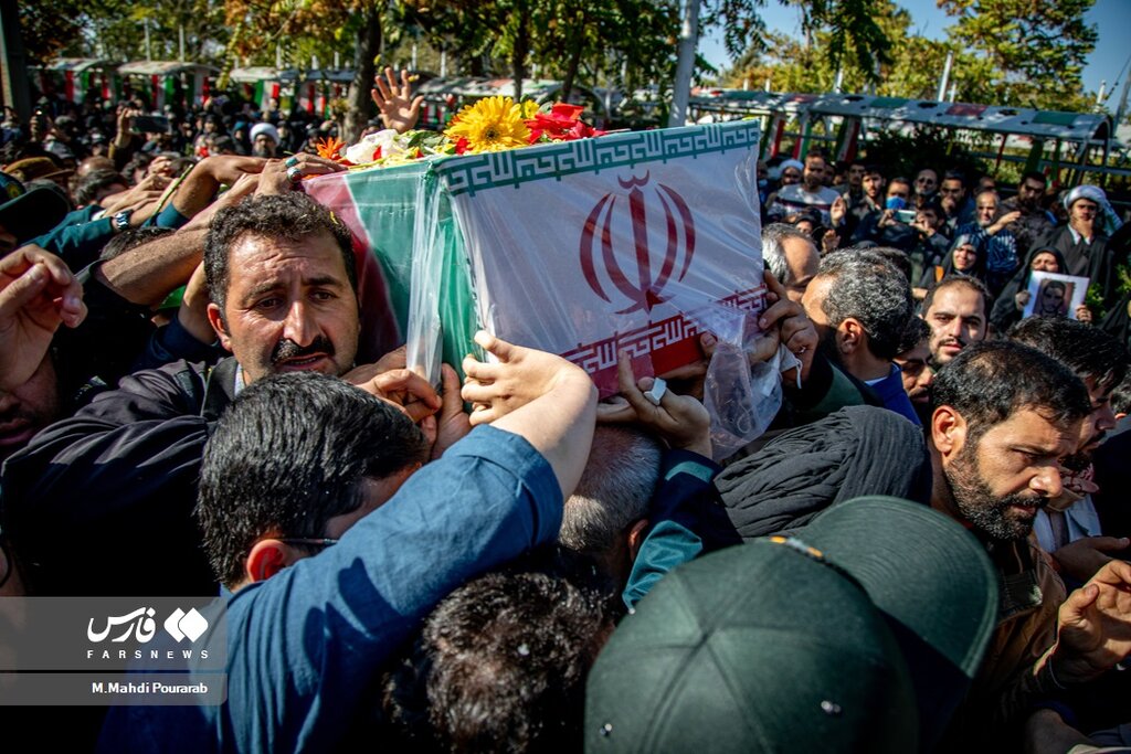 تصاویری از تشییع غم بار شهید عجمیان ؛بدرقه کنندگان نوشتند شیر مادر و نان پدرت حلالت ...