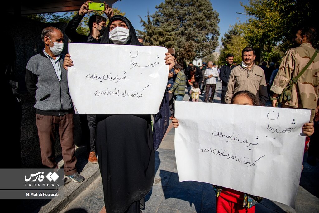 تصاویری از تشییع غم بار شهید عجمیان ؛بدرقه کنندگان نوشتند شیر مادر و نان پدرت حلالت ...