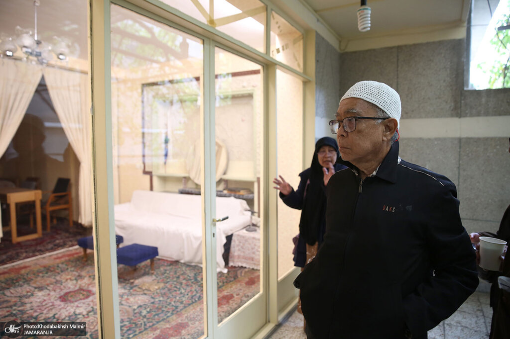 عکس یادگاری تایوانی ها با اتاق امام ؛بازدید گردشگران تایوانی از جماران