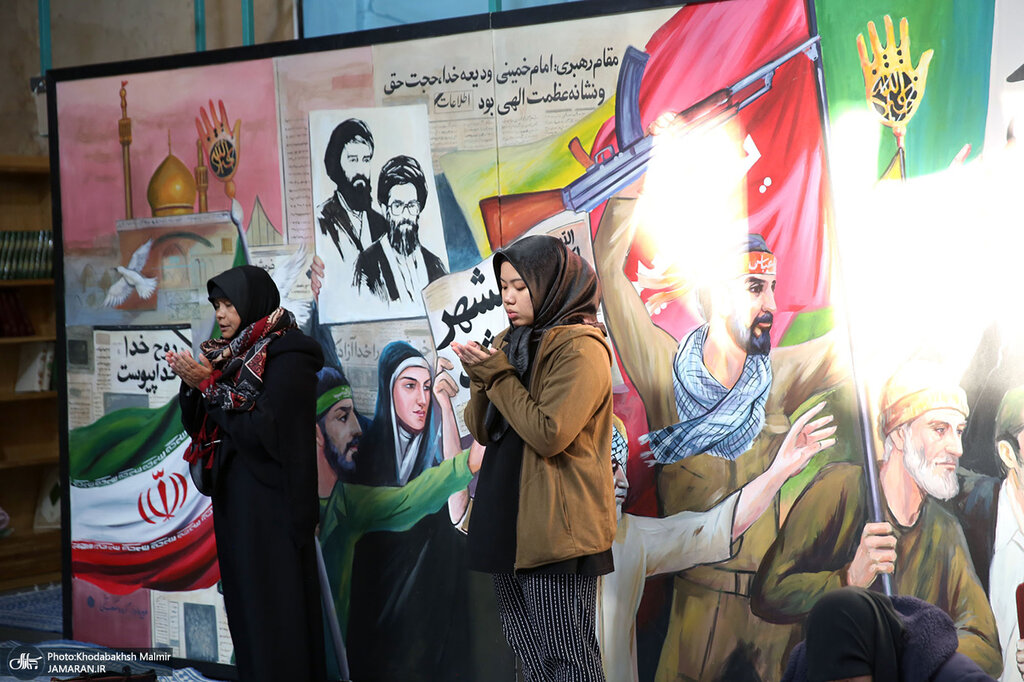 عکس یادگاری تایوانی ها با اتاق امام ؛بازدید گردشگران تایوانی از جماران