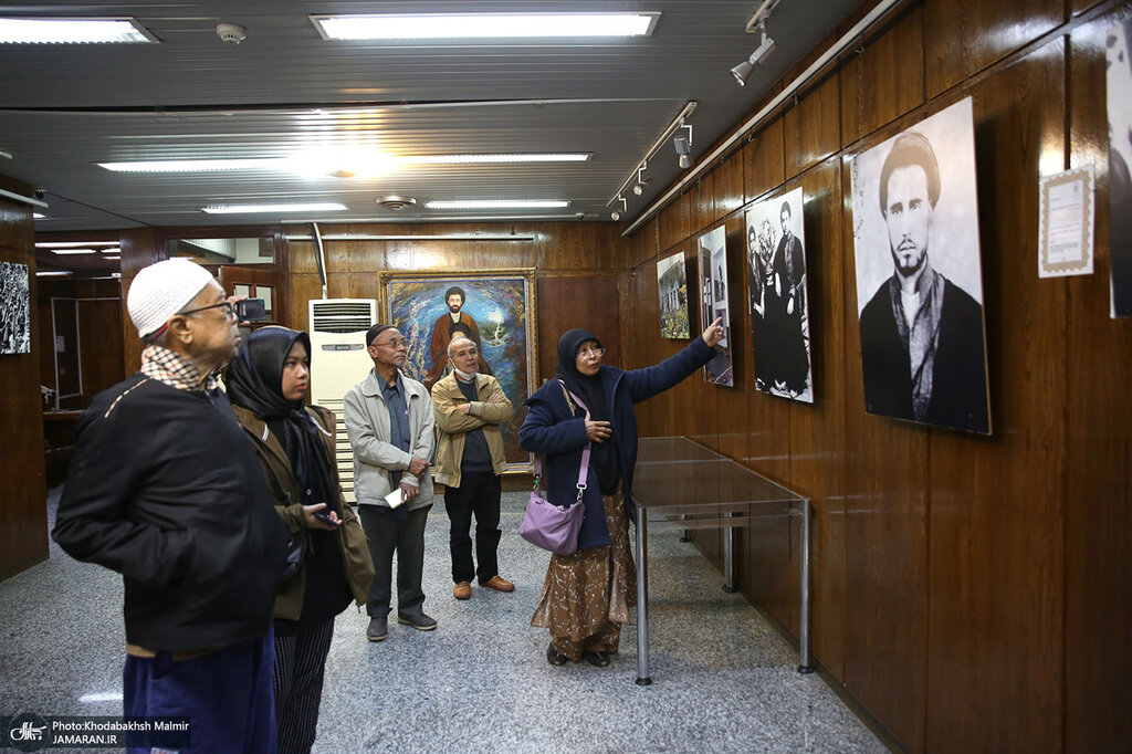 عکس یادگاری تایوانی ها با اتاق امام ؛بازدید گردشگران تایوانی از جماران 