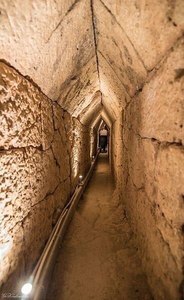 کشف ۲ سر سنگی در یک تونل عجیب در مصر