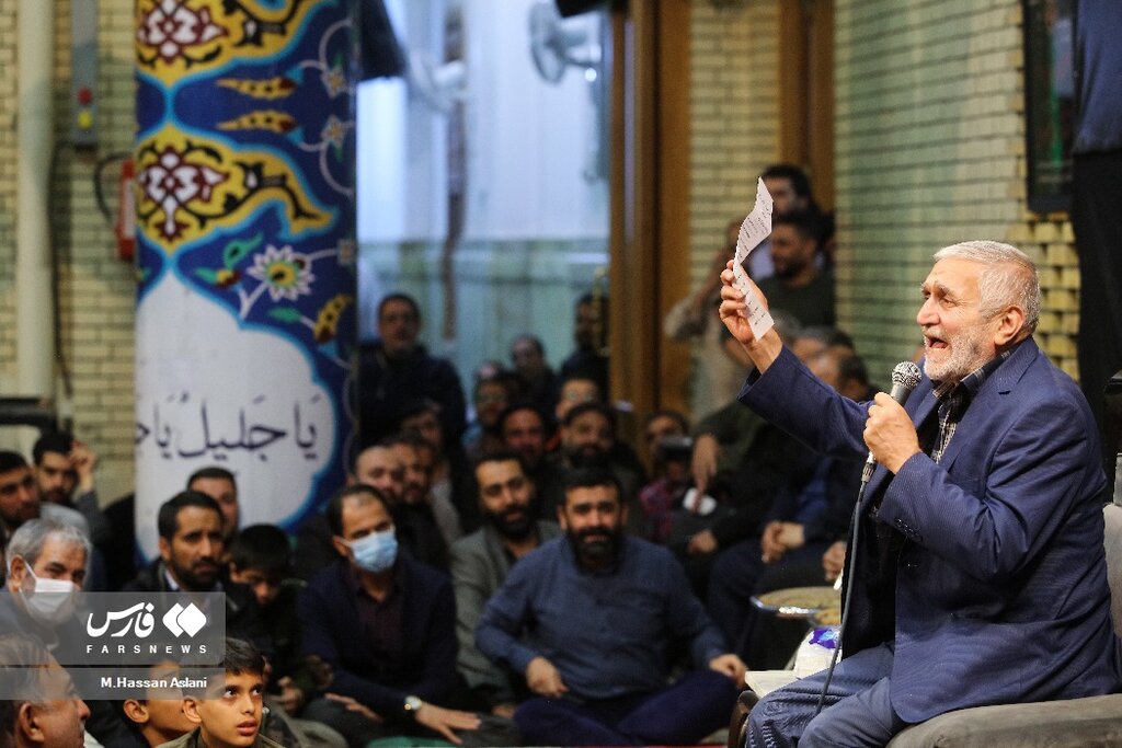 تصاویر | نوحه خوانی حاج منصور ارضی برای شهدای امنیت در مسجد ارگ - همشهری  آنلاین