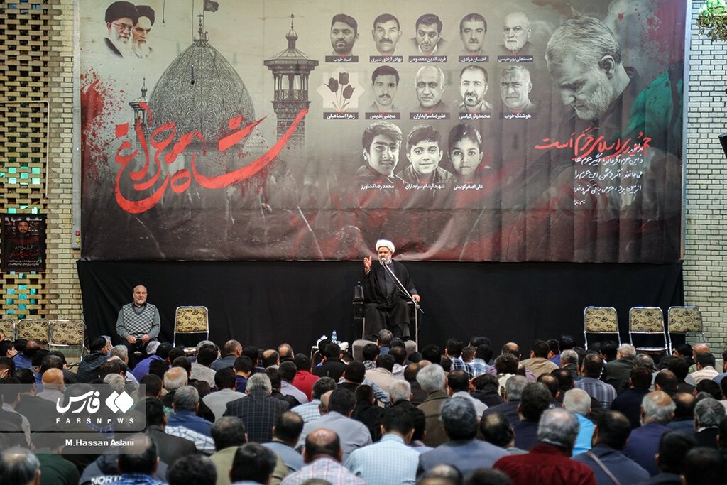 عکس ا نوحه خوانی حاج منصور ارضی برای شهدای امنیت