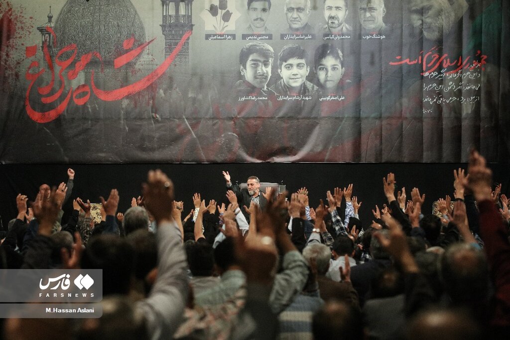 عکس ا نوحه خوانی حاج منصور ارضی برای شهدای امنیت