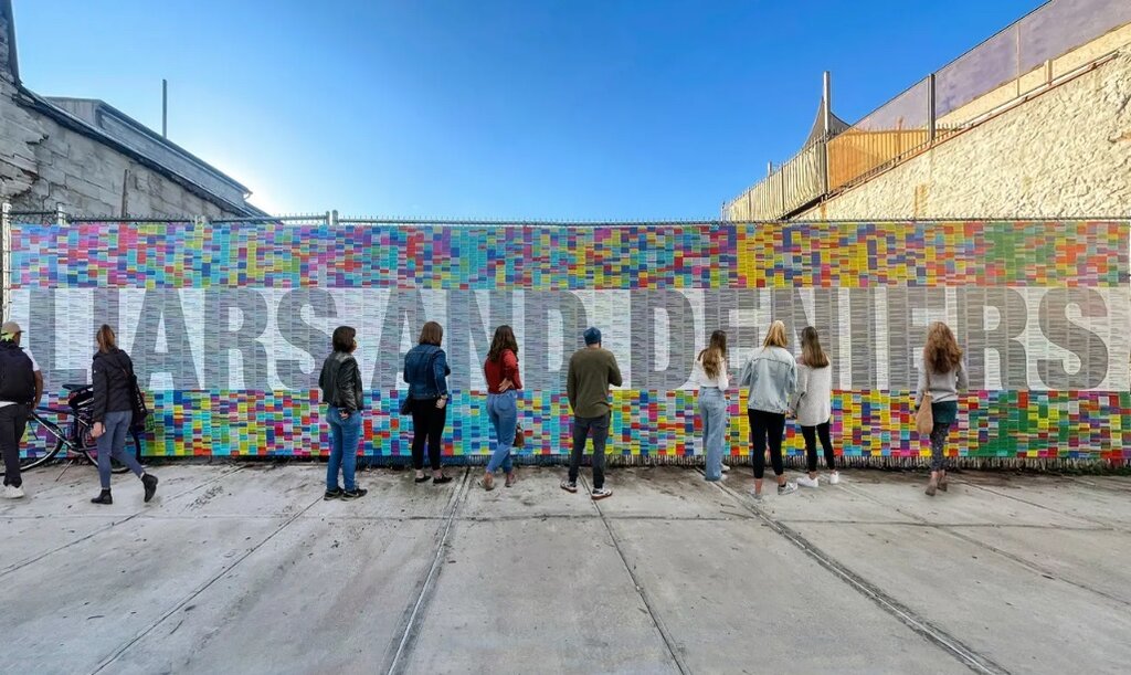 عکس | یک دیوار بزرگ از ۳۰ هزار دروغی که این سیاستمدار گفت | دیوار دروغگوها و انکارکنندههای دموکراسی