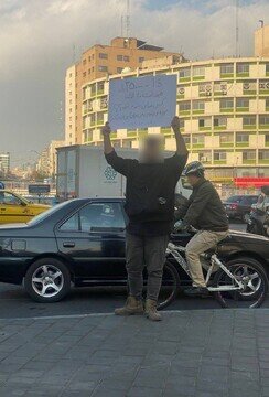 تصویر جوان معترض و پلاکاردش درباره دلار ۳۵ هزار تومانی در میدان ولیعصر | مقصر رشد شدید ارز کیست؟