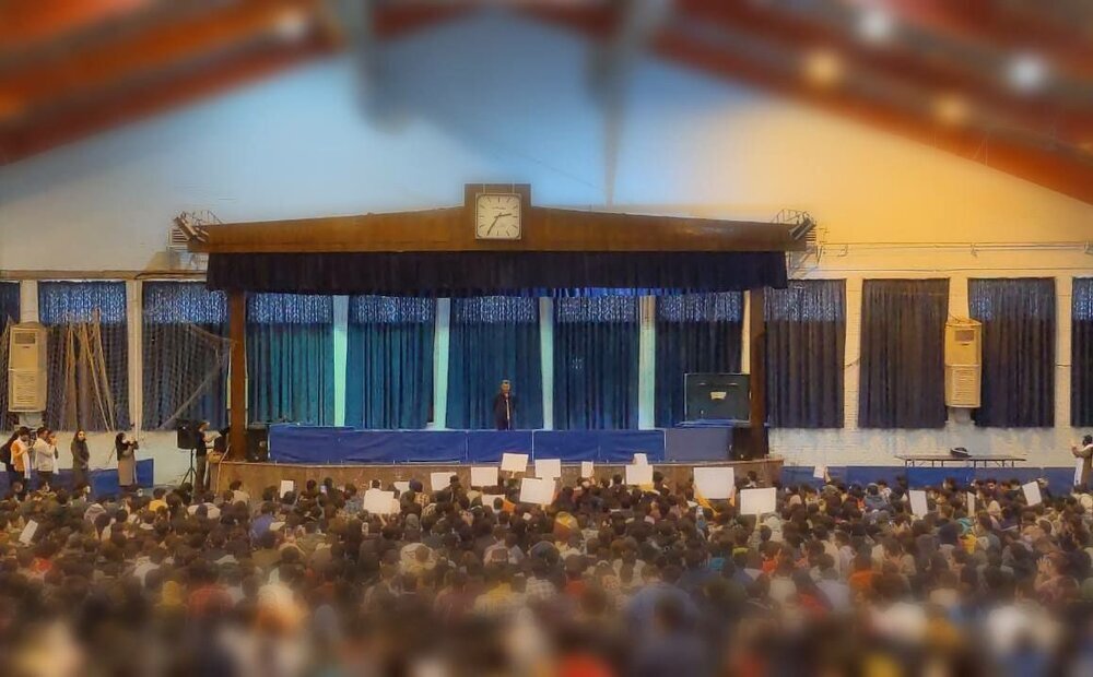 تصاویر | عادل فردوسی پور دوباره در جمع دانشجویان شریف | فردوسی پور هم از «زن، زندگی، آزادی» و ... گفت!